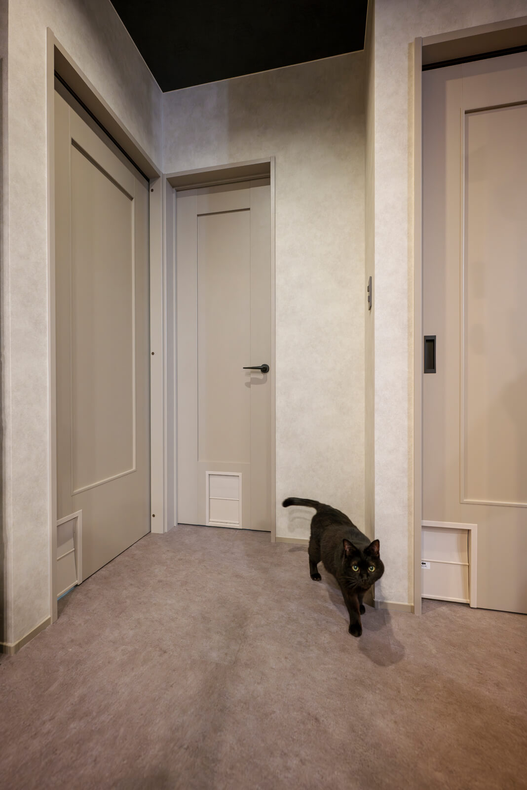 各部屋のドアにはキャットドアが付いていて、猫も自由に部屋を行き来できるように配慮