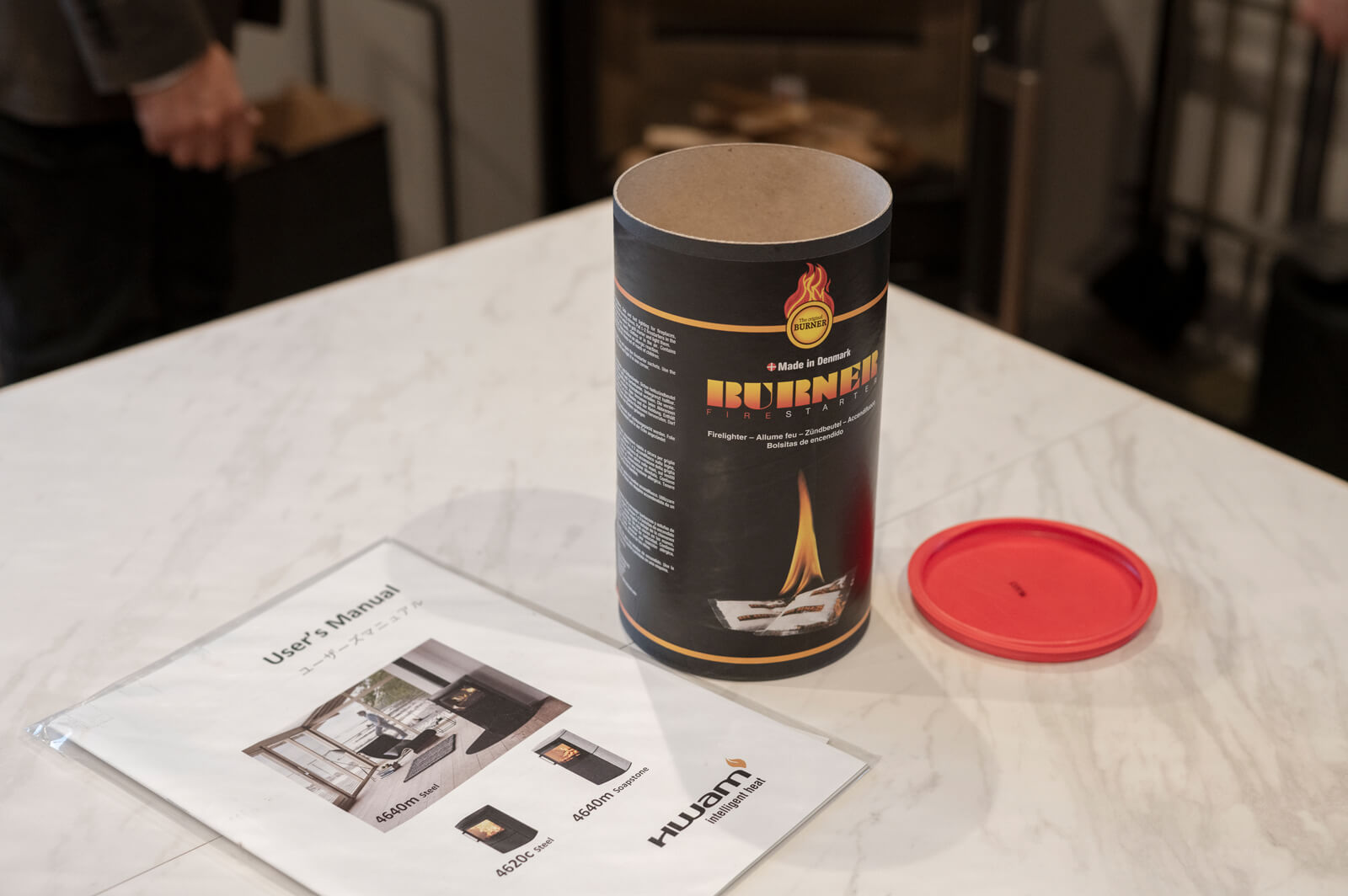 訪問時には設置した機種のユーザーズガイドのほか、着火剤を1箱プレゼント