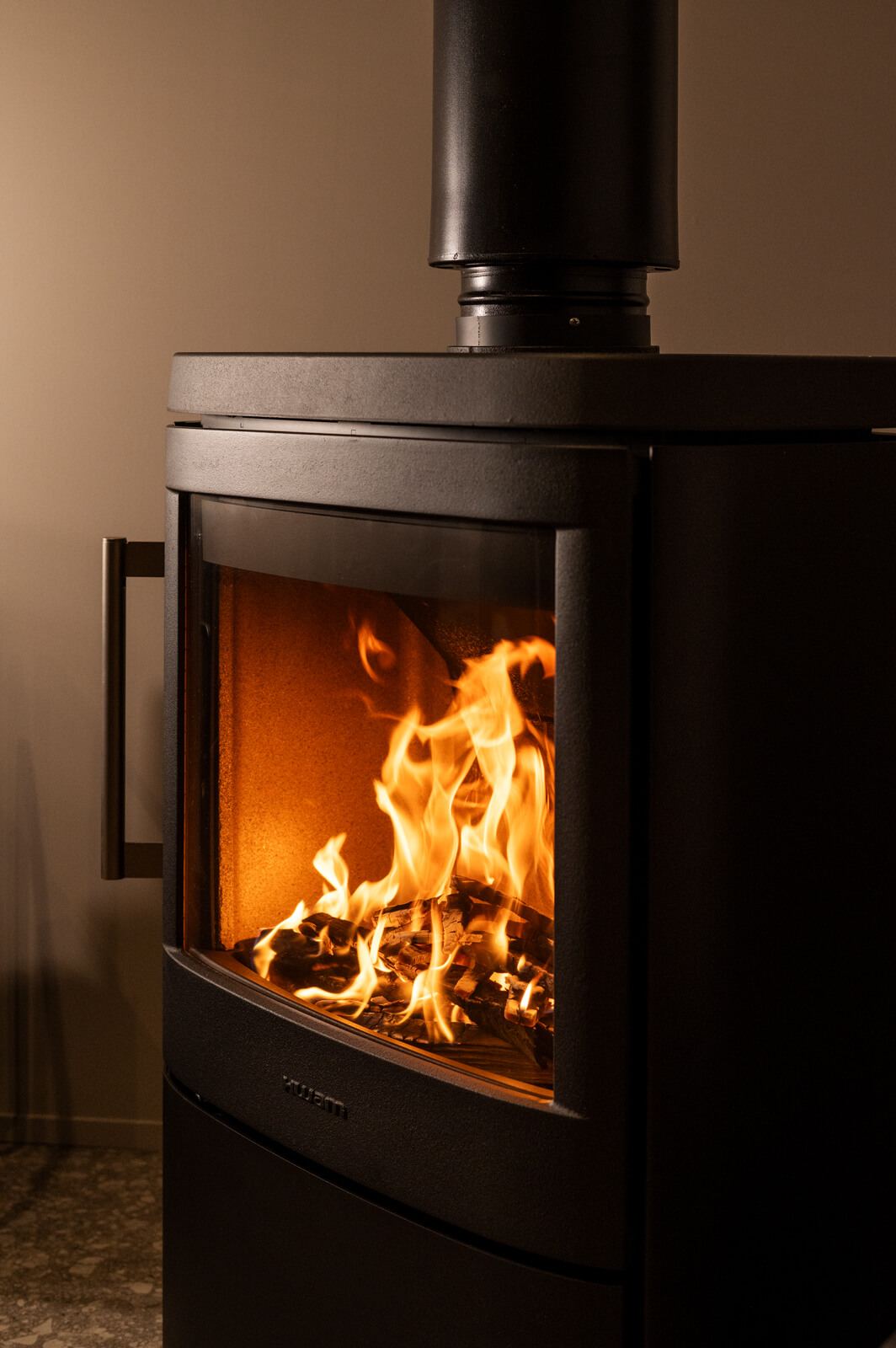 薪ストーブは、火が入るとまるで命を宿したかのように、圧倒的な存在感を放ち始める