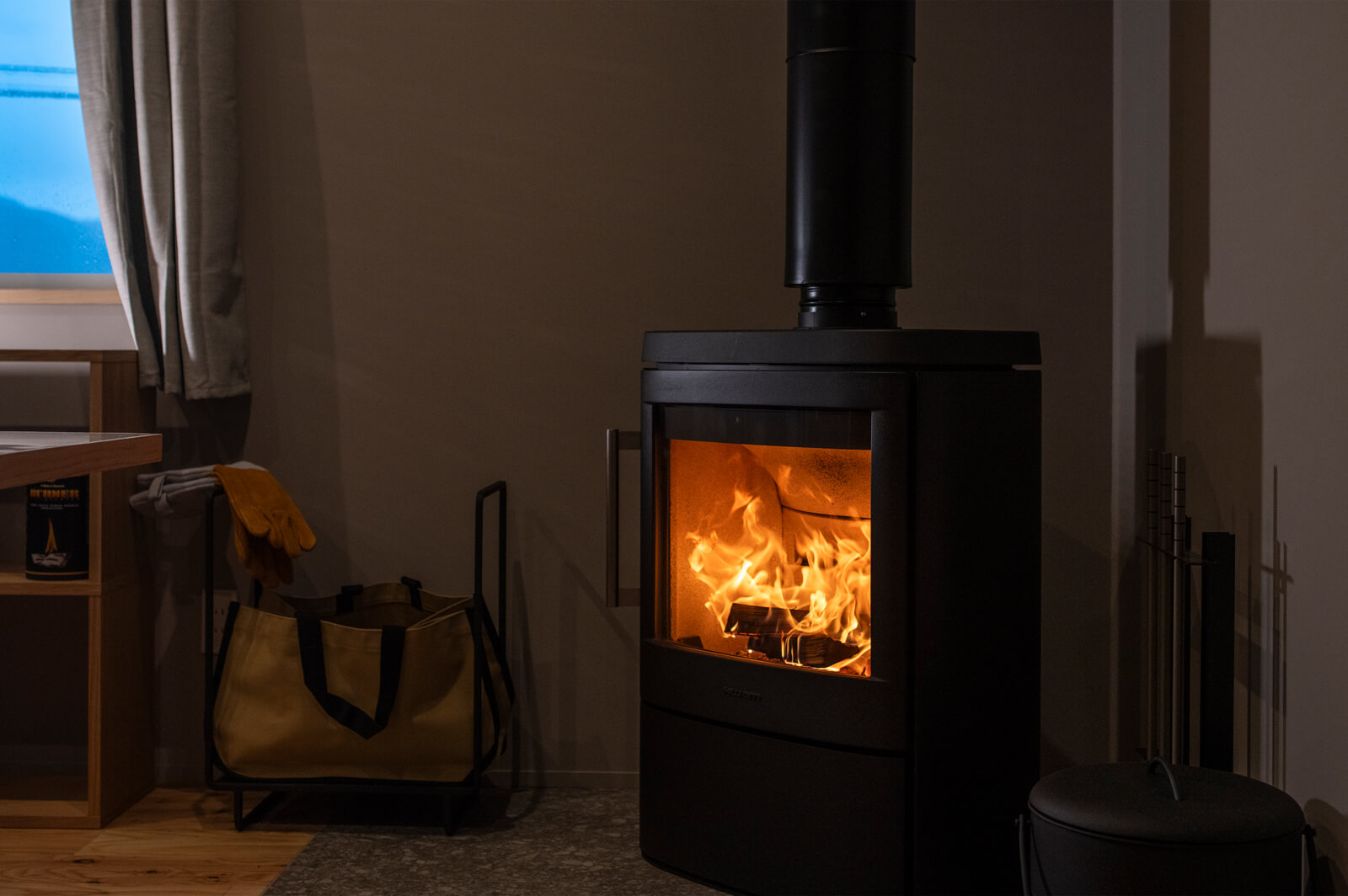 「4620c」は炉内が広いため、最長で45cmまでの薪を横に置くことができる。扉が大きくて、薪も入れやすい