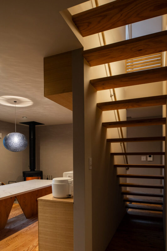 家の真ん中に配置した階段は「透かし階段」にすることで、薪ストーブの熱が2階まで行き渡りやすくしている