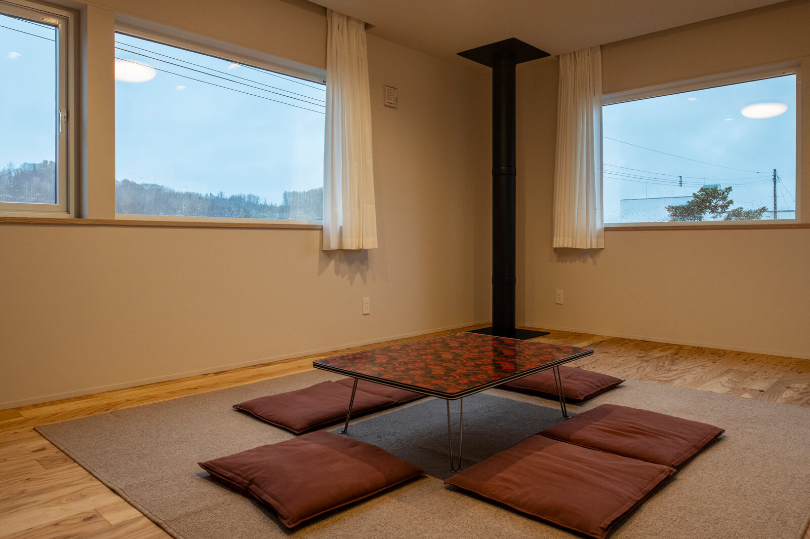 2階の部屋の一隅に煙突を通しているため、熱がじんわりと放出される