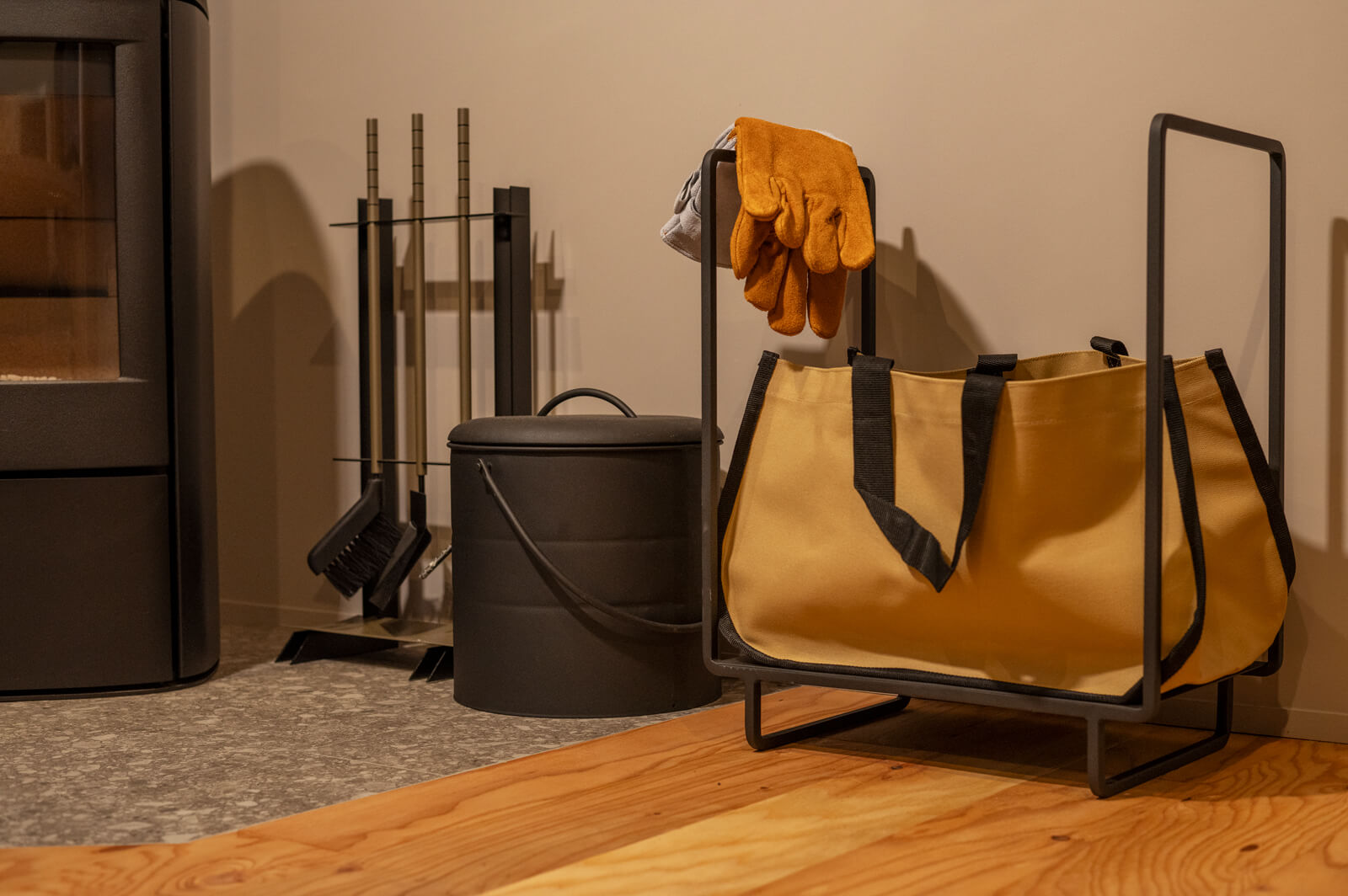 薪ラックや薪バッグ、灰バケツやツールセットもコロポックルで一式そろえた