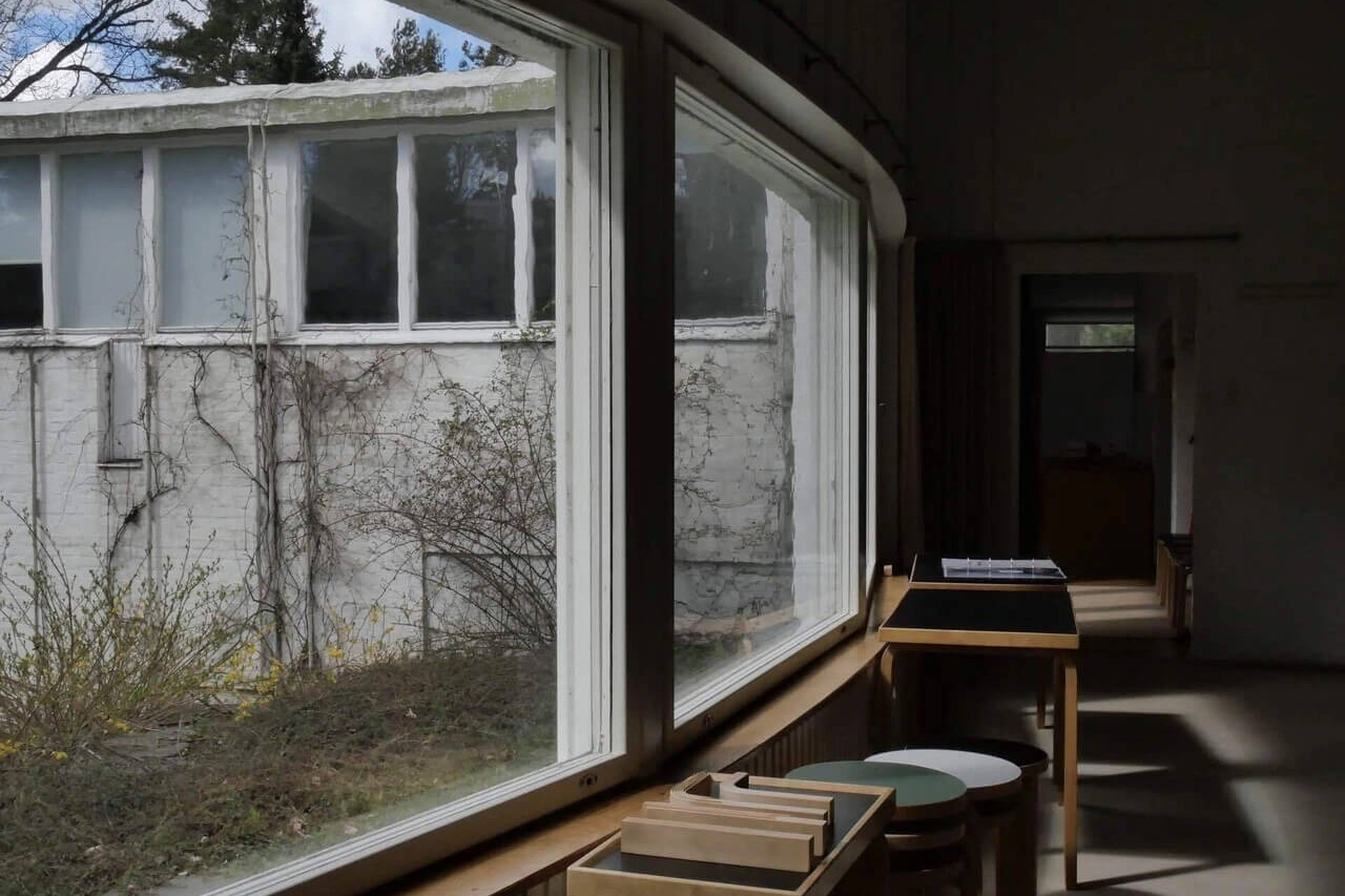 中庭に向けて大きく開いた窓。光から創造へとつながるような印象を受けた