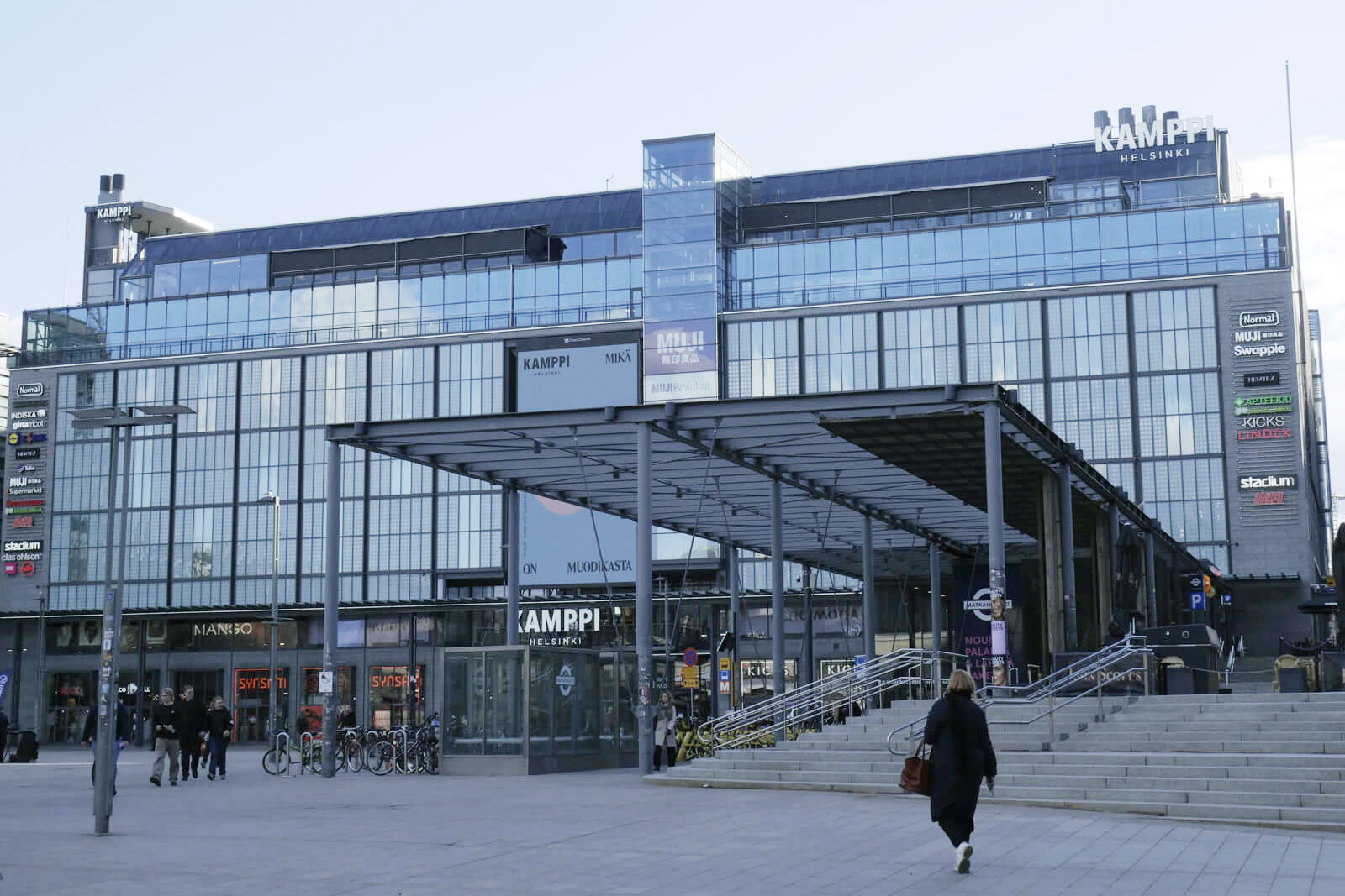 近代的なデザインが目を引くKamppi Centerの外観