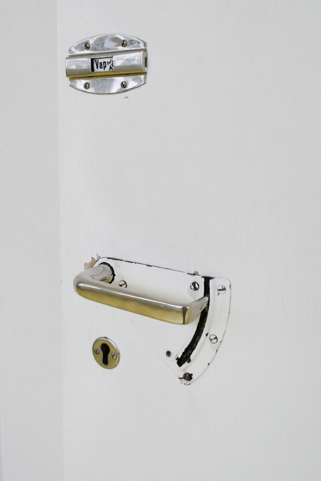 トイレの手すりは、患者の長袖が引っかからないように形状がデザインされている