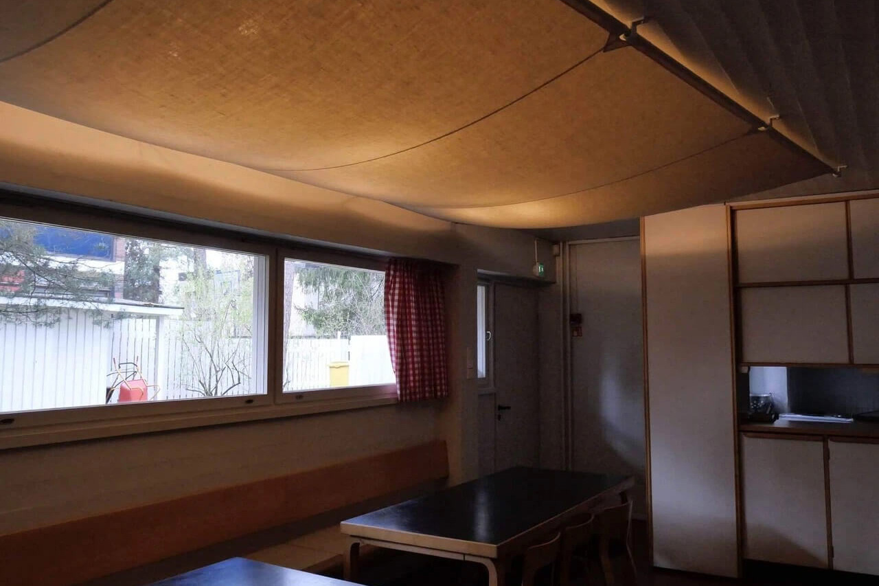 天井には頒布が弧を描くように張られ、光をやわらかく反射している