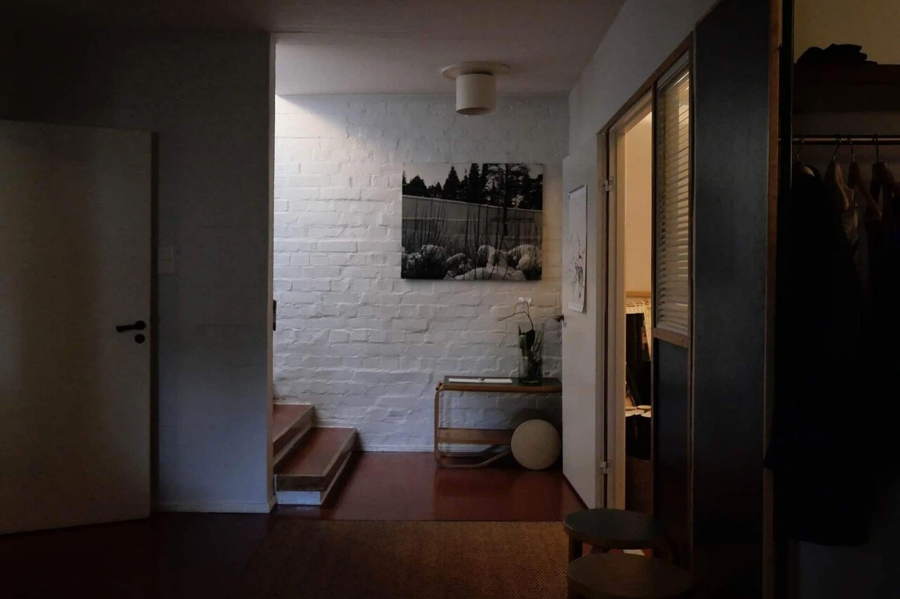 階段上から射し込む光が来客を上階へと誘う。1階が暗い分、階段室からの自然光の明るさに視線が誘導され、先に続く空間への期待感が高まる