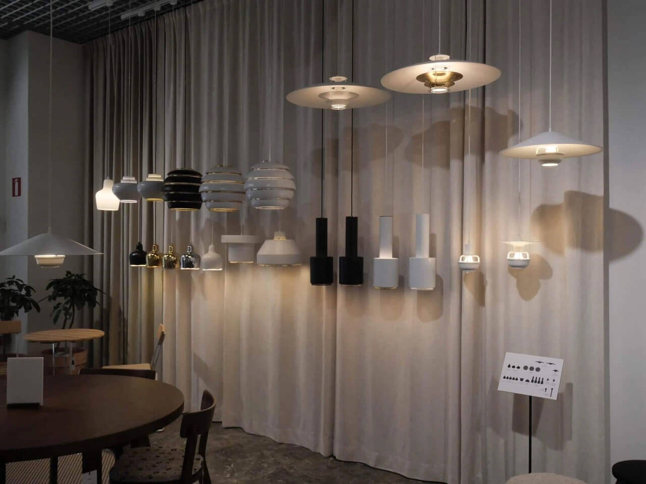 このartekを代表する照明たちが1アングルに収まり切るなんてあっていいわけがない、という贅沢な光景。ちょっと視力が良くなった気すらします