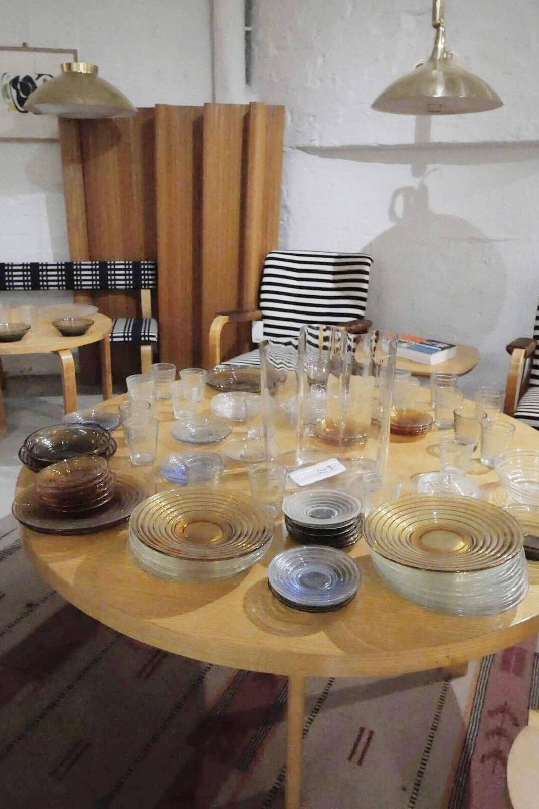 ガラス製品などの小物類も