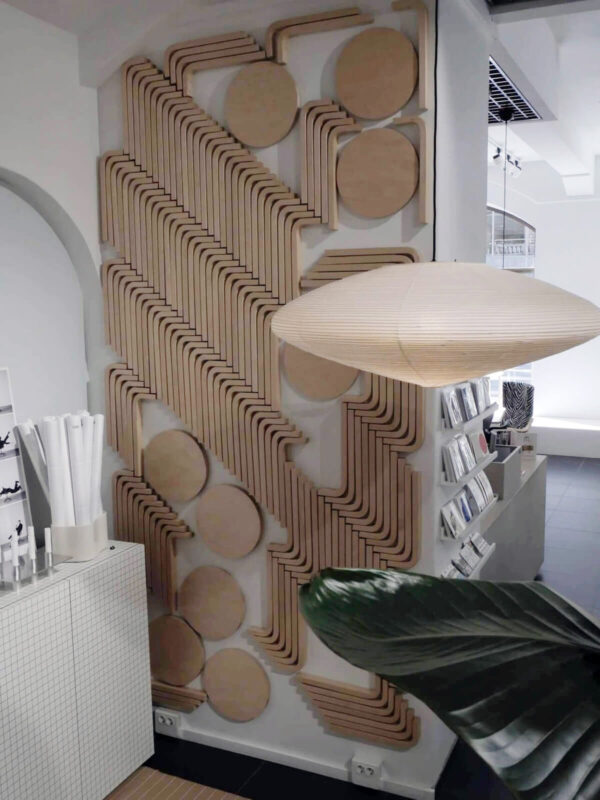 Lレッグが壁一面にオブジェのように並ぶディスプレイも圧巻