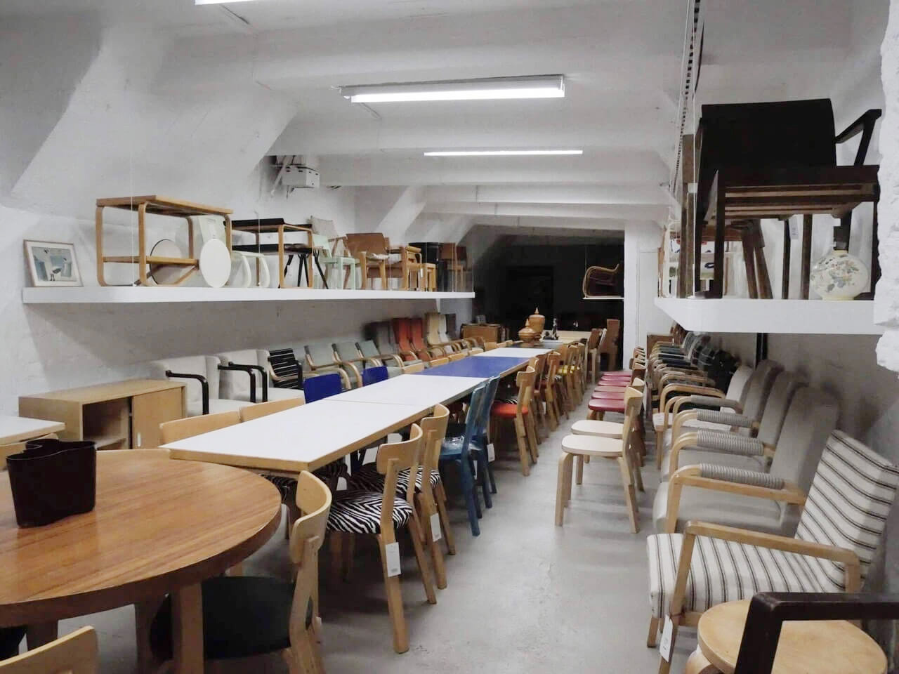 店内には北欧ヴィンテージ好き垂涎の商品の山