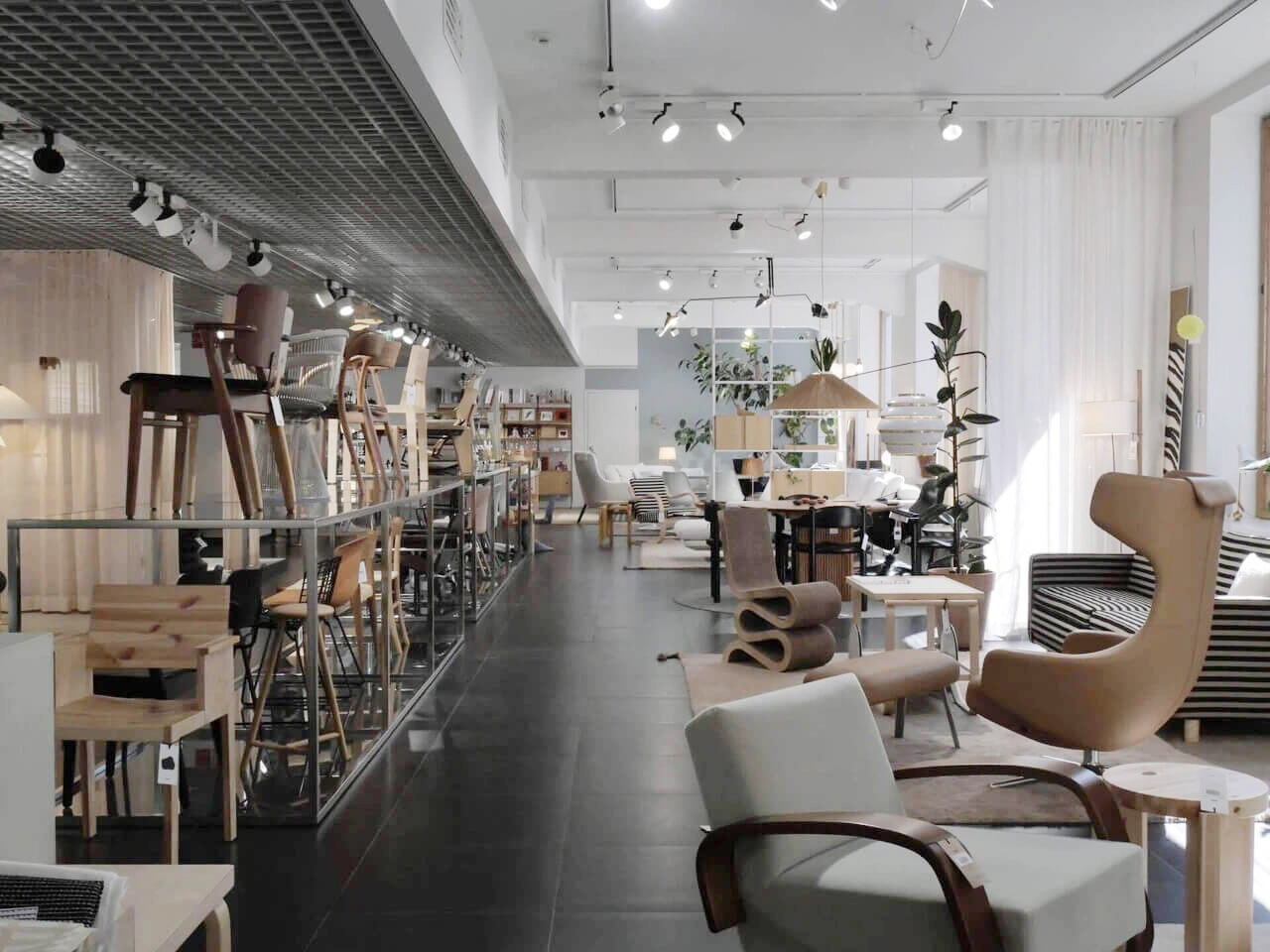 さまざまなブランドのインテリアが不思議と調和している