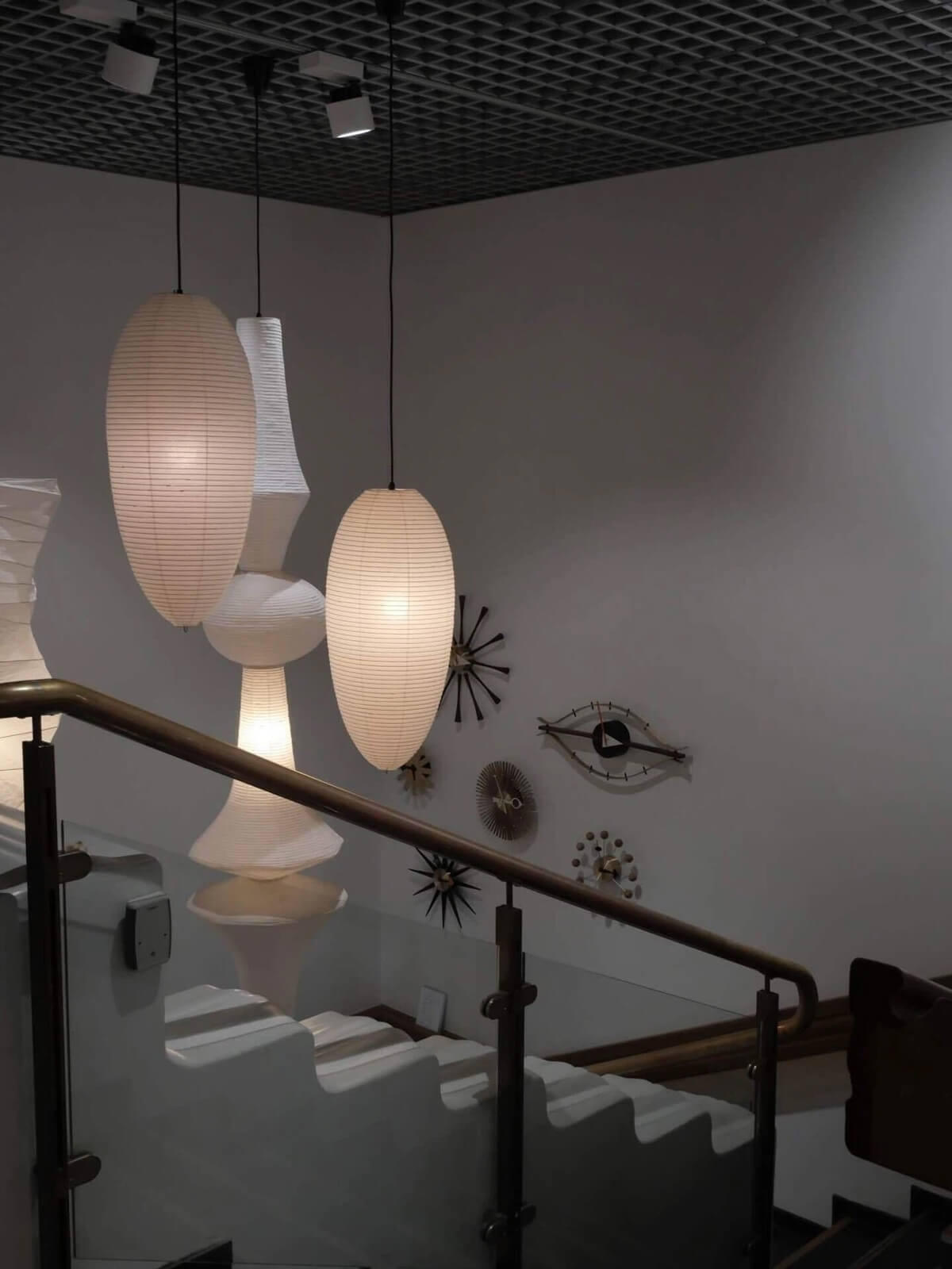 和を感じさせるイサム・ノグチの照明。形の違う灯りを複数レイアウトするのもまた美しい