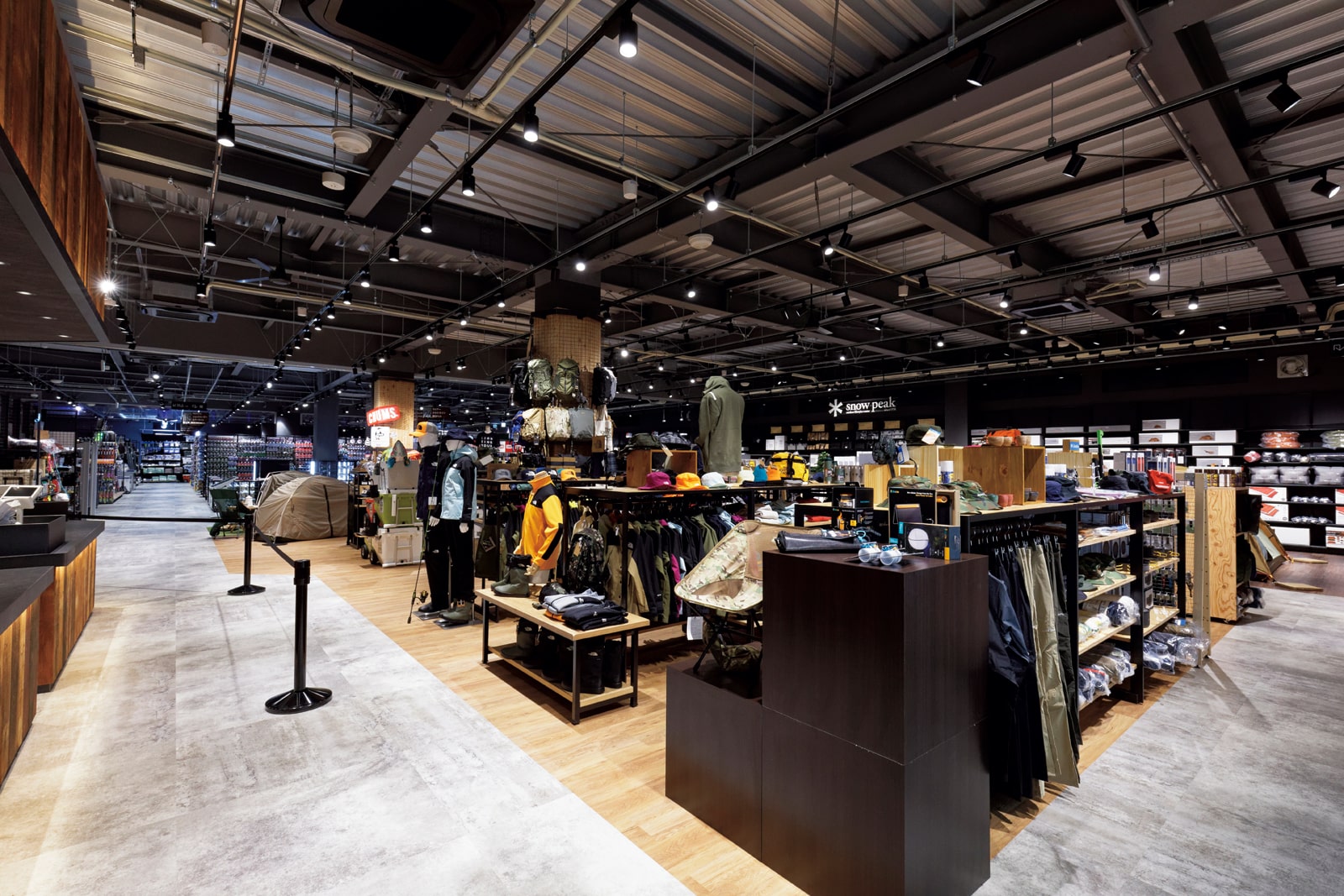 「CORSOSAPPORO」は、より豊かな人生のための「フィッシング＆アウトドアライフスタイル」を提案する、楽しさとこだわり満載のプロショップ。店内には、50,000種類・250,000点を超える選り抜きのアイテムが並ぶ