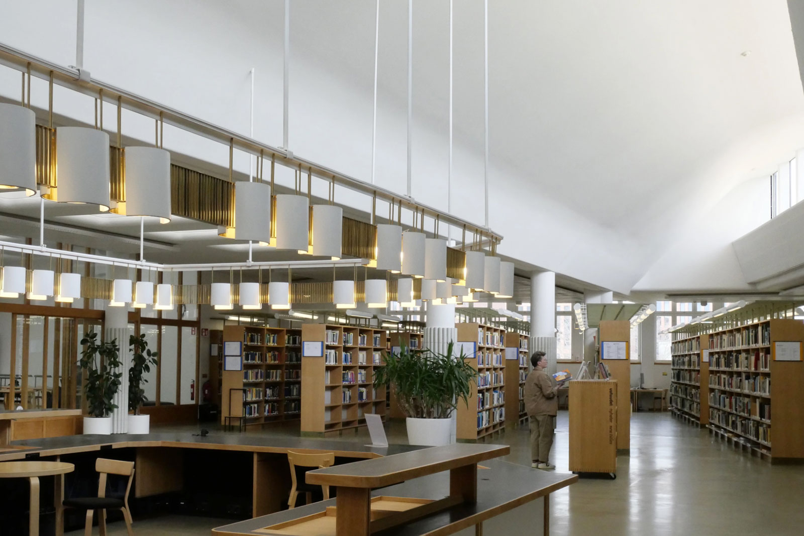 アアルトの世界観が堪能できる「アアルト大学図書館」