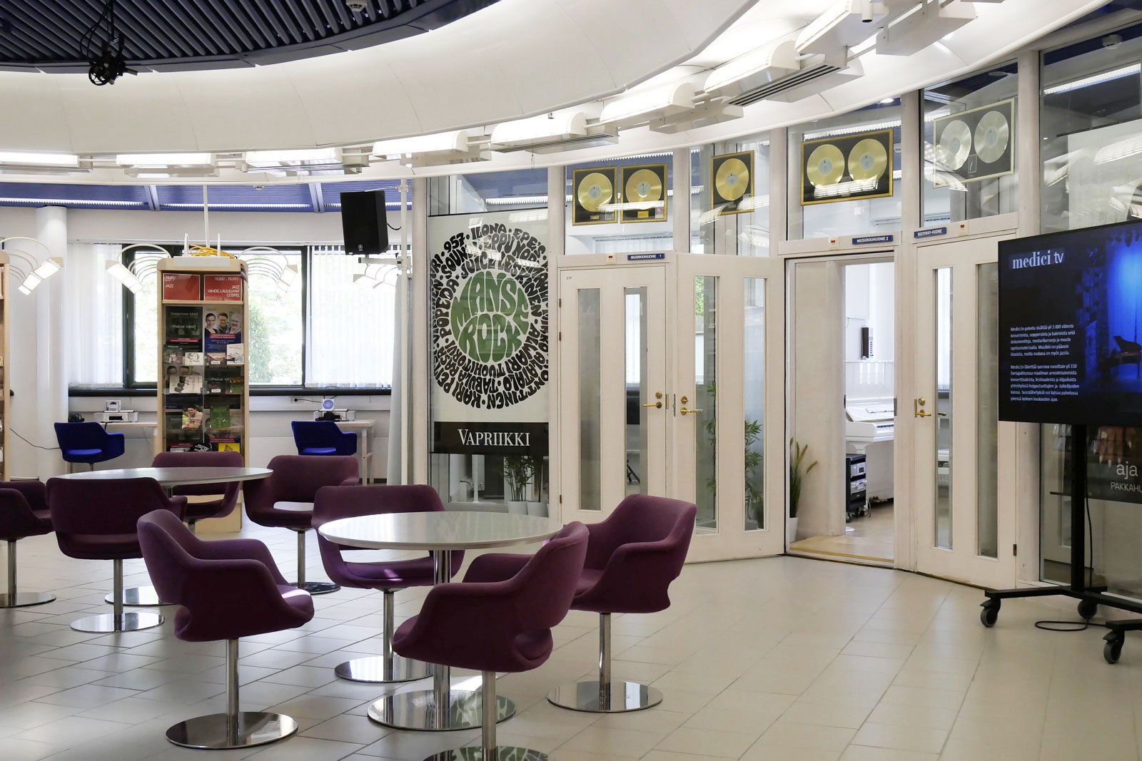 「タンペレ図書館」では、円形に音楽スタジオが並んでいた