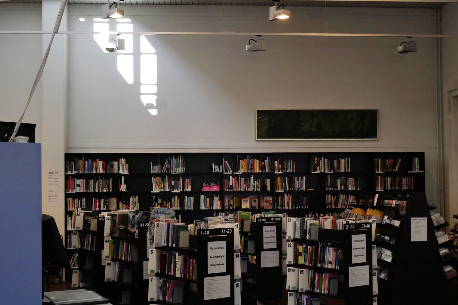 「オウルンキュラ図書館」の館内。天窓の活用はもはや設計デザインのデフォルト