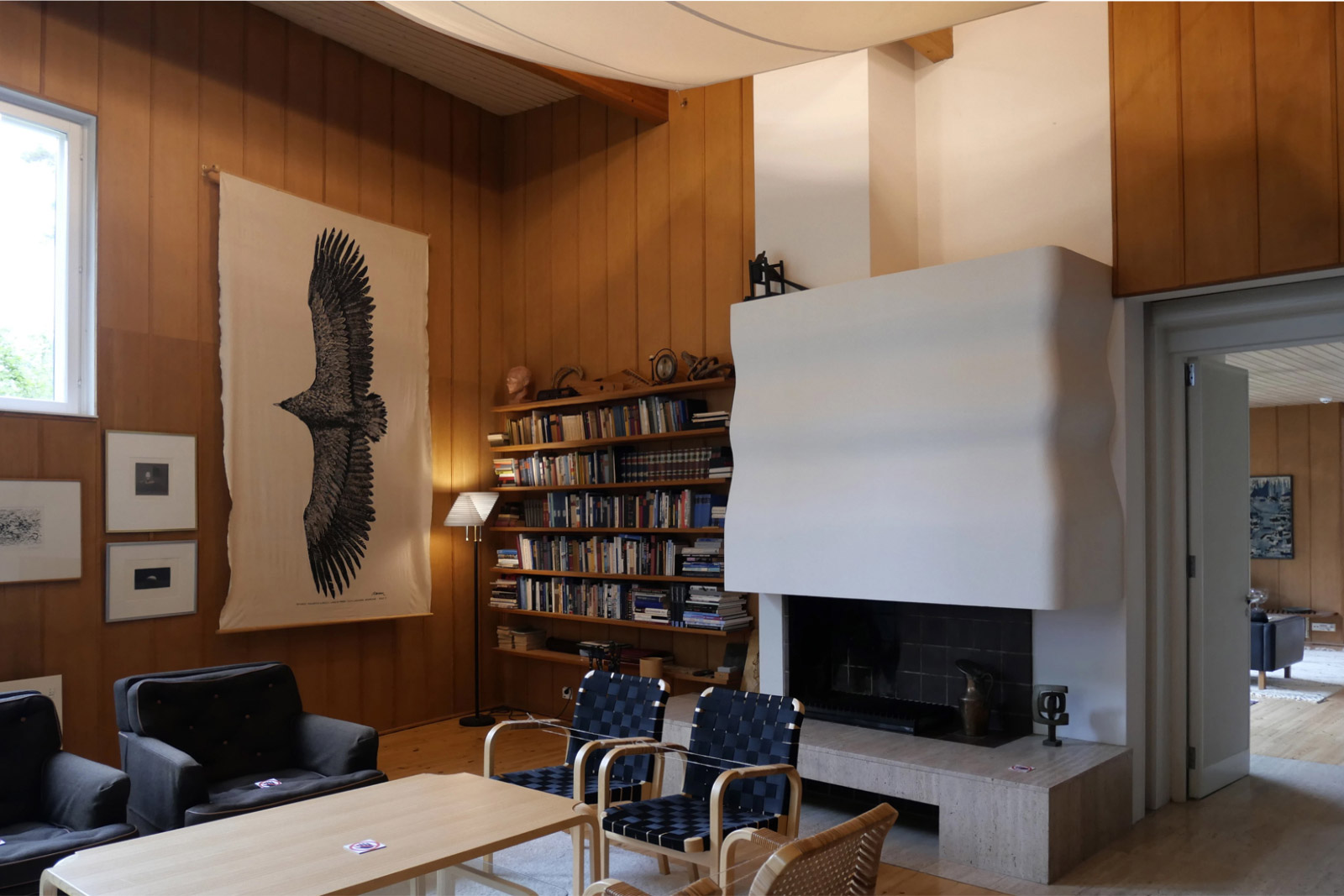 この暖炉は、アアルトの設計上では右面だけが波打つデザインだったが、意図をくんだ職人によってアレンジされ、正面も同様のデザインに。アアルトが「これがベスト」として受け入れて採用したそう