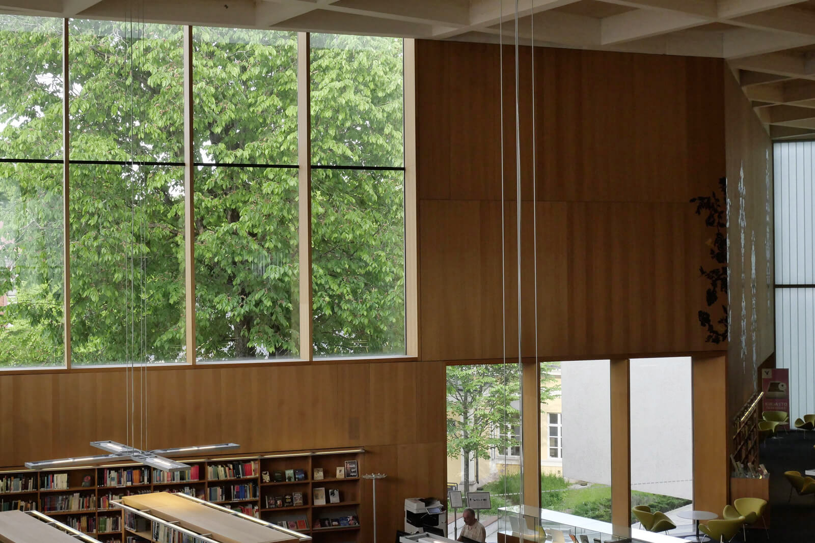 大きな窓が外の木の緑で覆われて、まるで室内の一部のような存在感