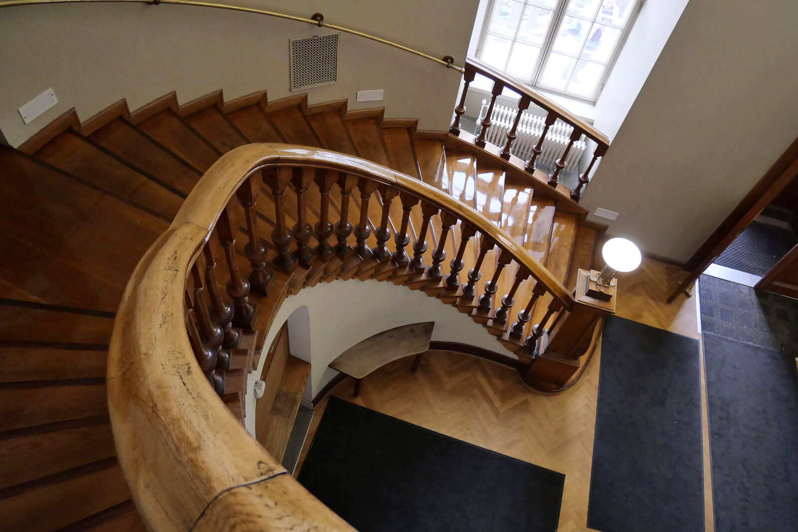 異世界への入口のような美しいらせん階段。ちょうどワックスがけの直後で、階段がつややかに光っていた