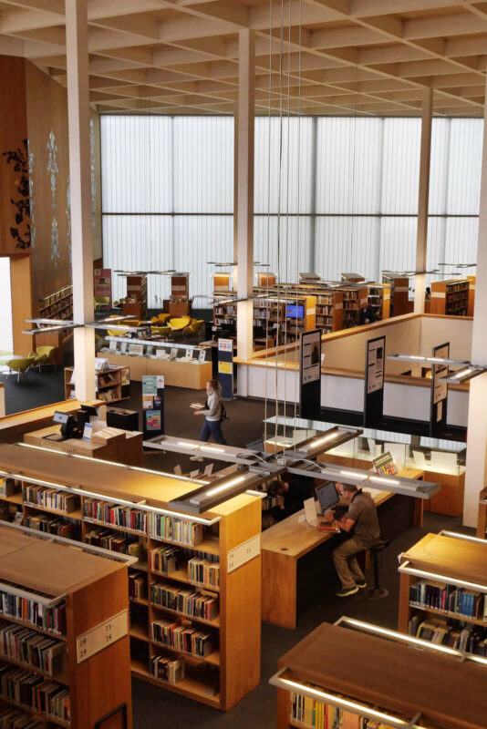 JKMM Architectsが設計した新館の書庫と作業スペースの様子。外からのやわらかな自然光が、天井からふんわり降りてくる