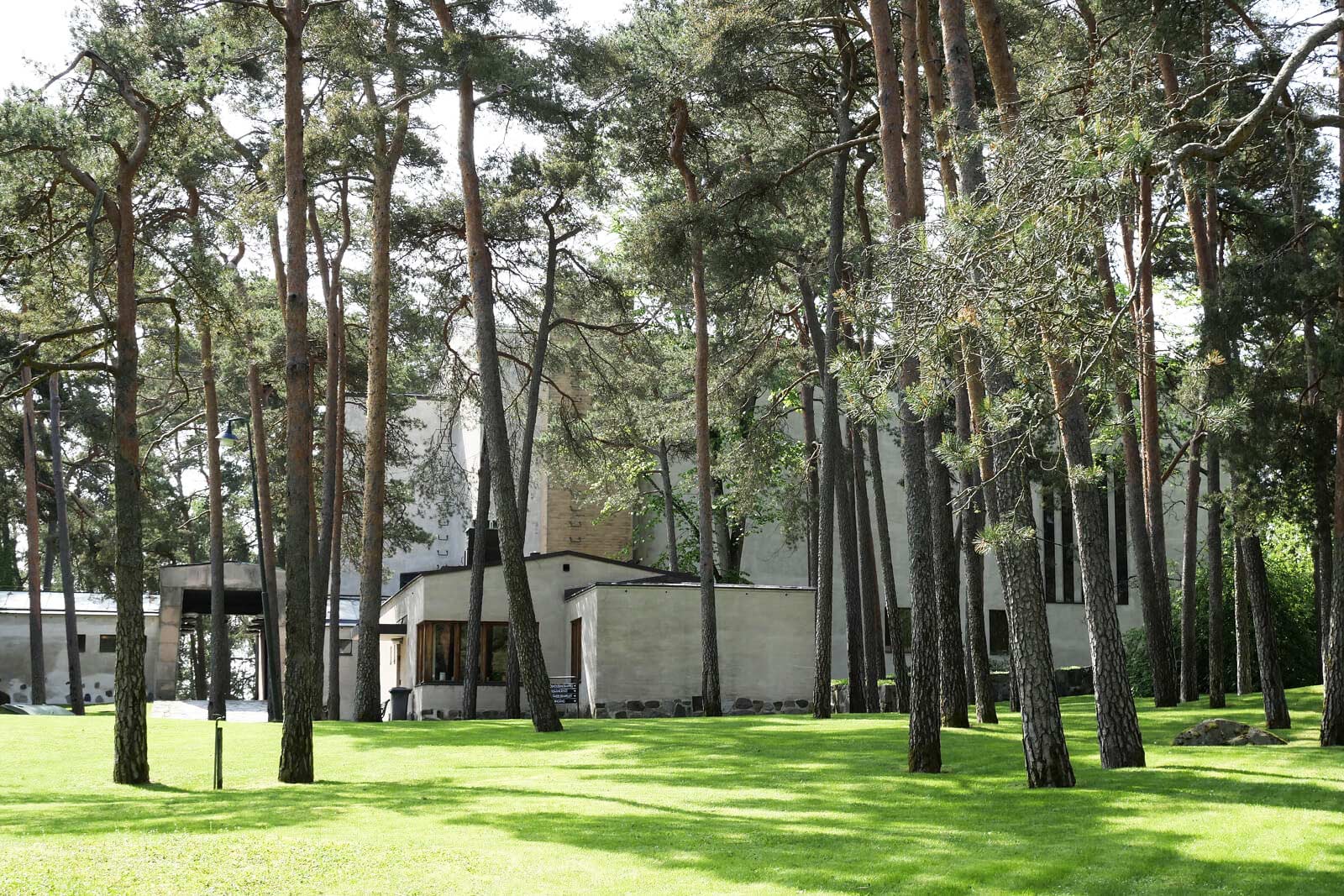 マツ林の中に佇む礼拝堂