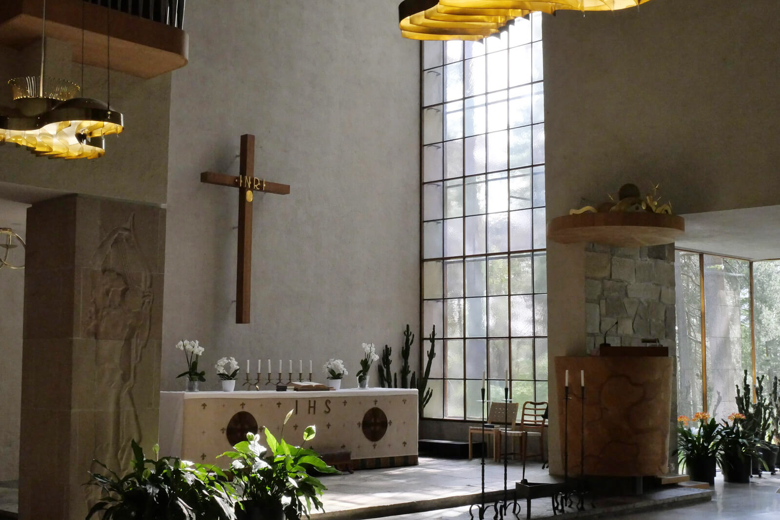 大きな窓からの外光が、十字架を明るく浮かび上がらせる