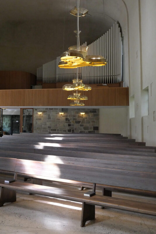 祭壇側から礼拝スペースを望む。木や石、塗り壁や金属とさまざまな素材がバランスよく使われていて、ここにもフィンランドらしさが感じられる