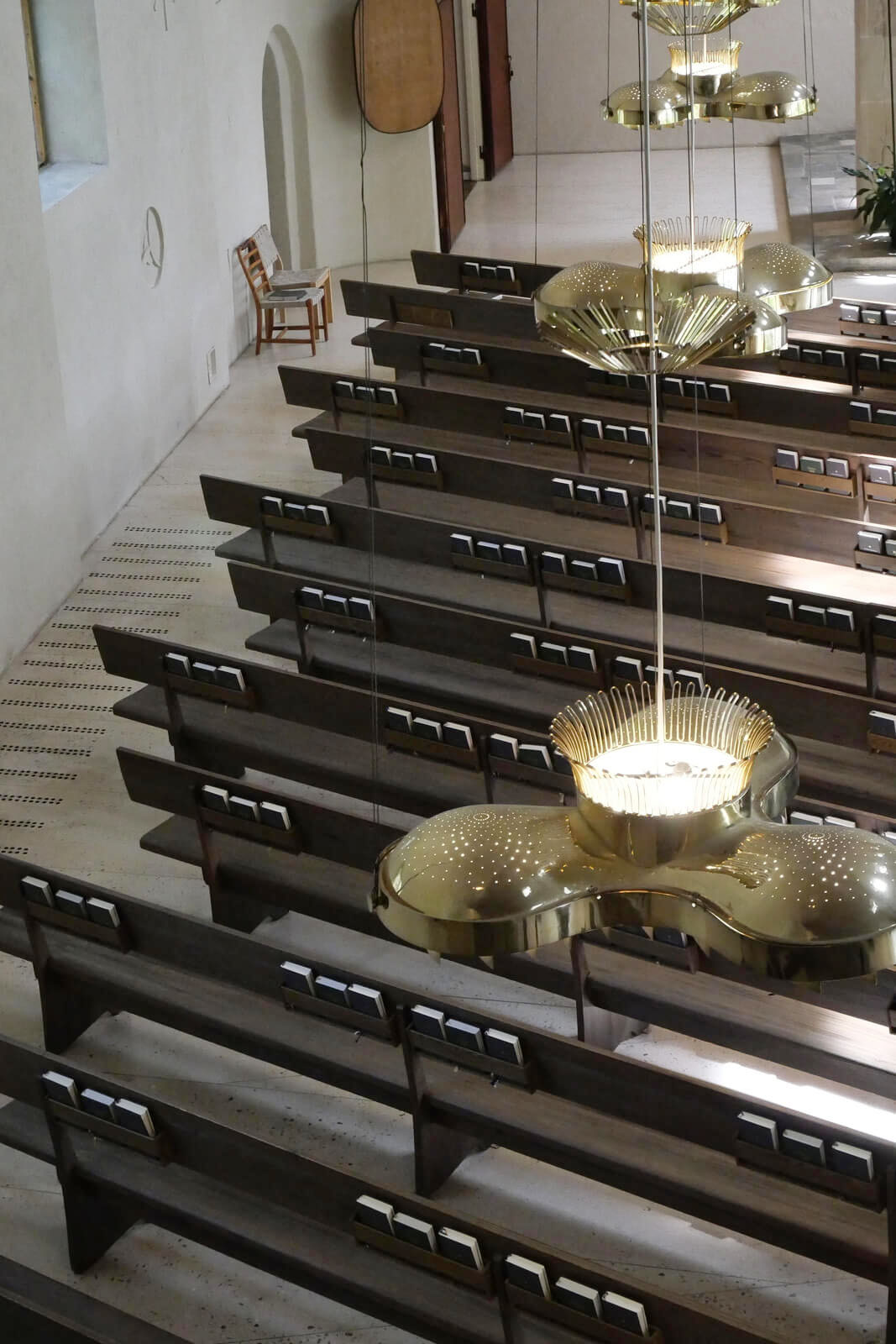 2階から照明と1階を見下ろす