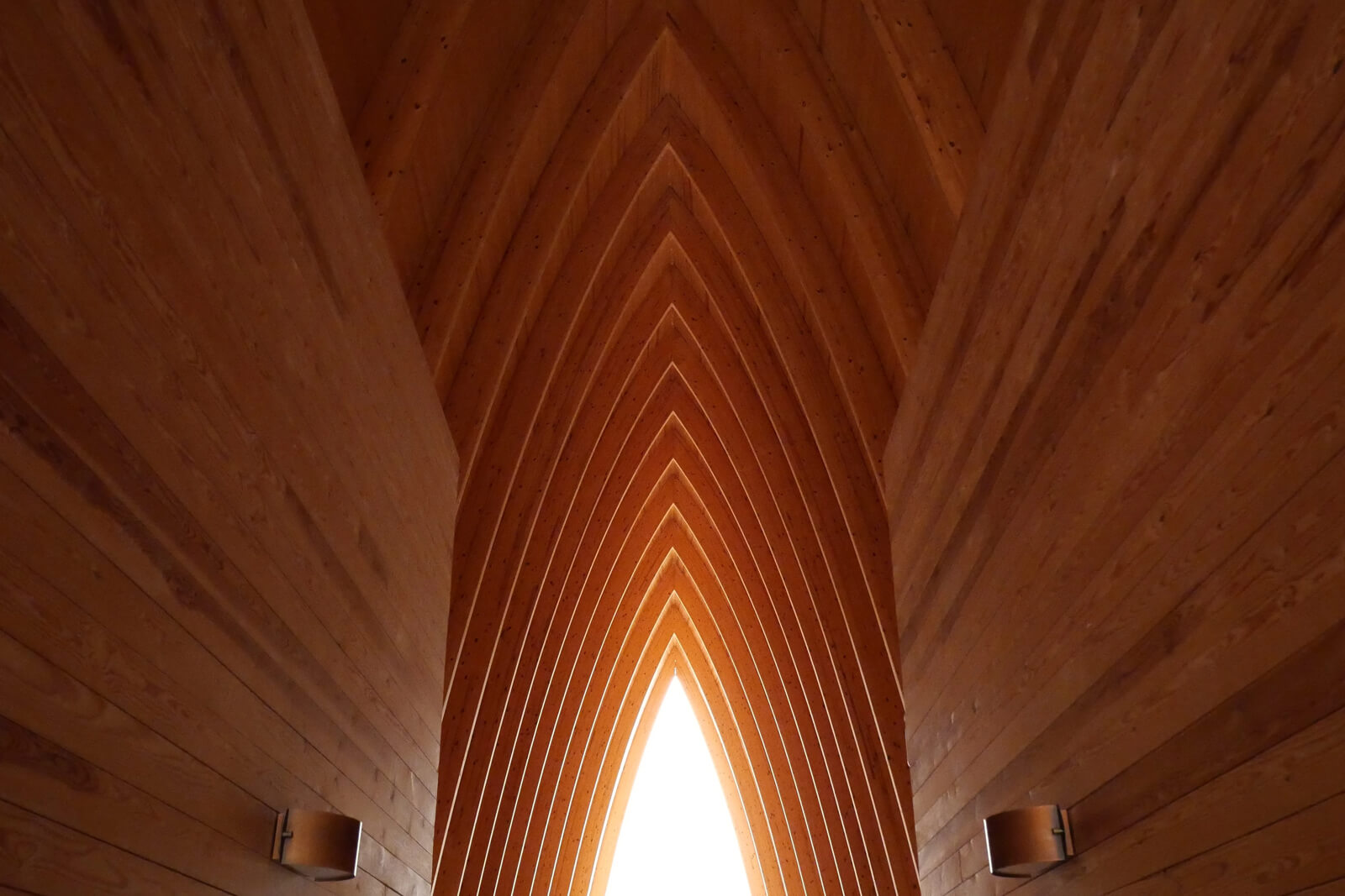 木質感豊かなチャペルの内部。シンメトリーの造形が美しくて引き込まれる