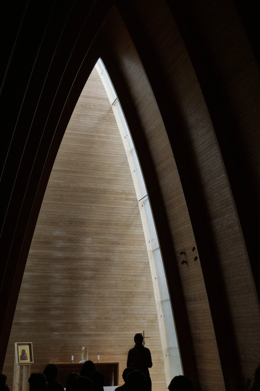 天井から射し込む光が、祭壇を静かに照らし出す