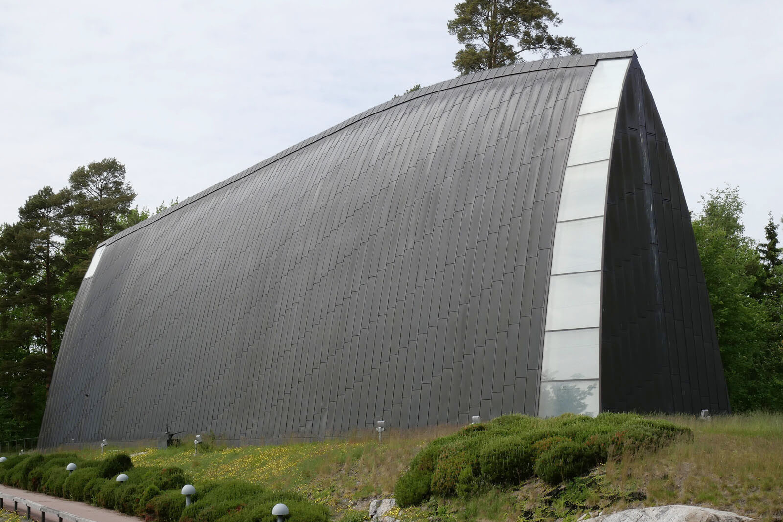 森の中にある「聖ヘンリー礼拝堂」