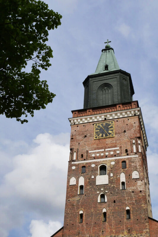 トゥルクの街を見守るようにそびえる大聖堂