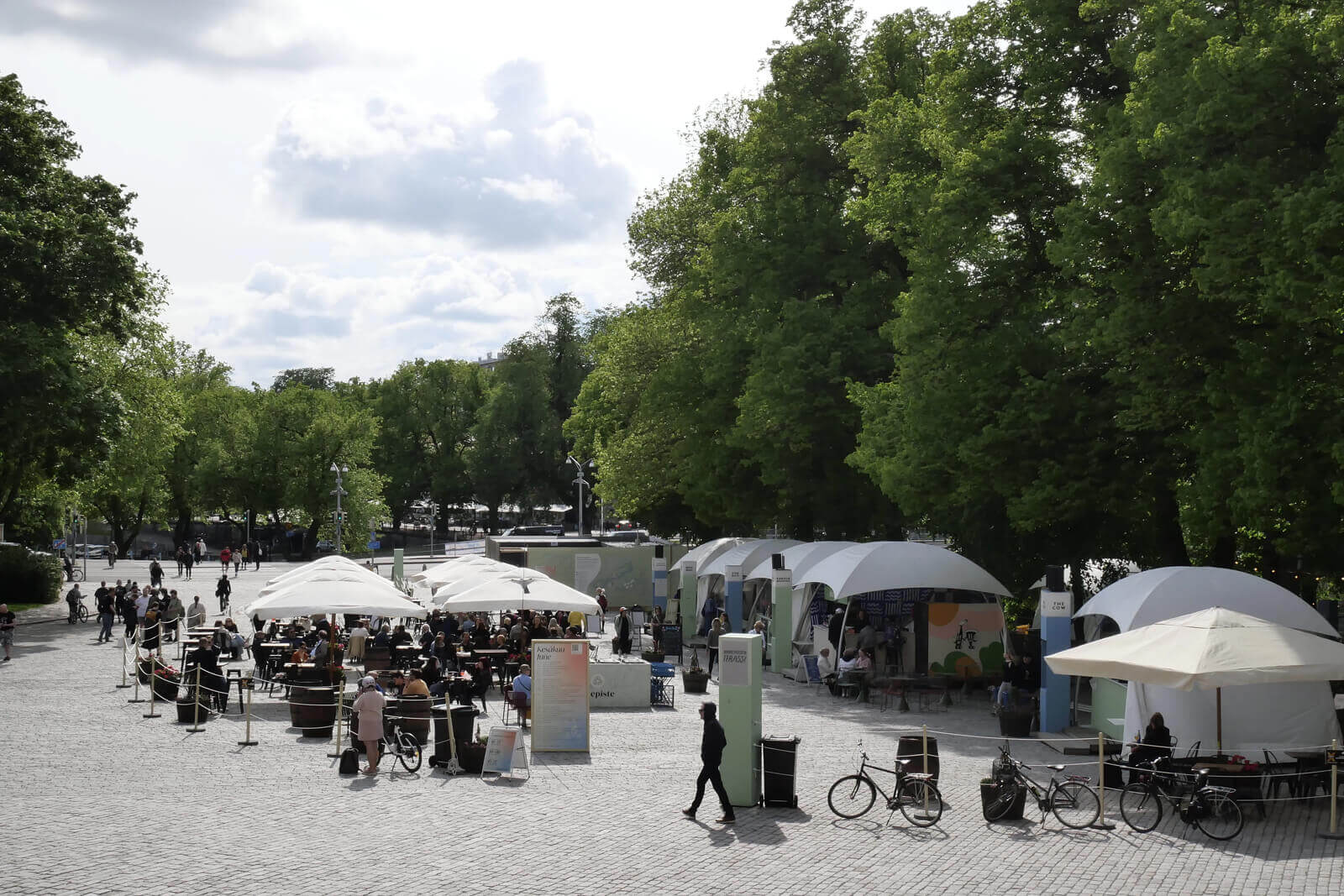 このときは夏真っ盛り。大聖堂の前の広場では、ビアガーデン的な飲食のイベントも開催されていた