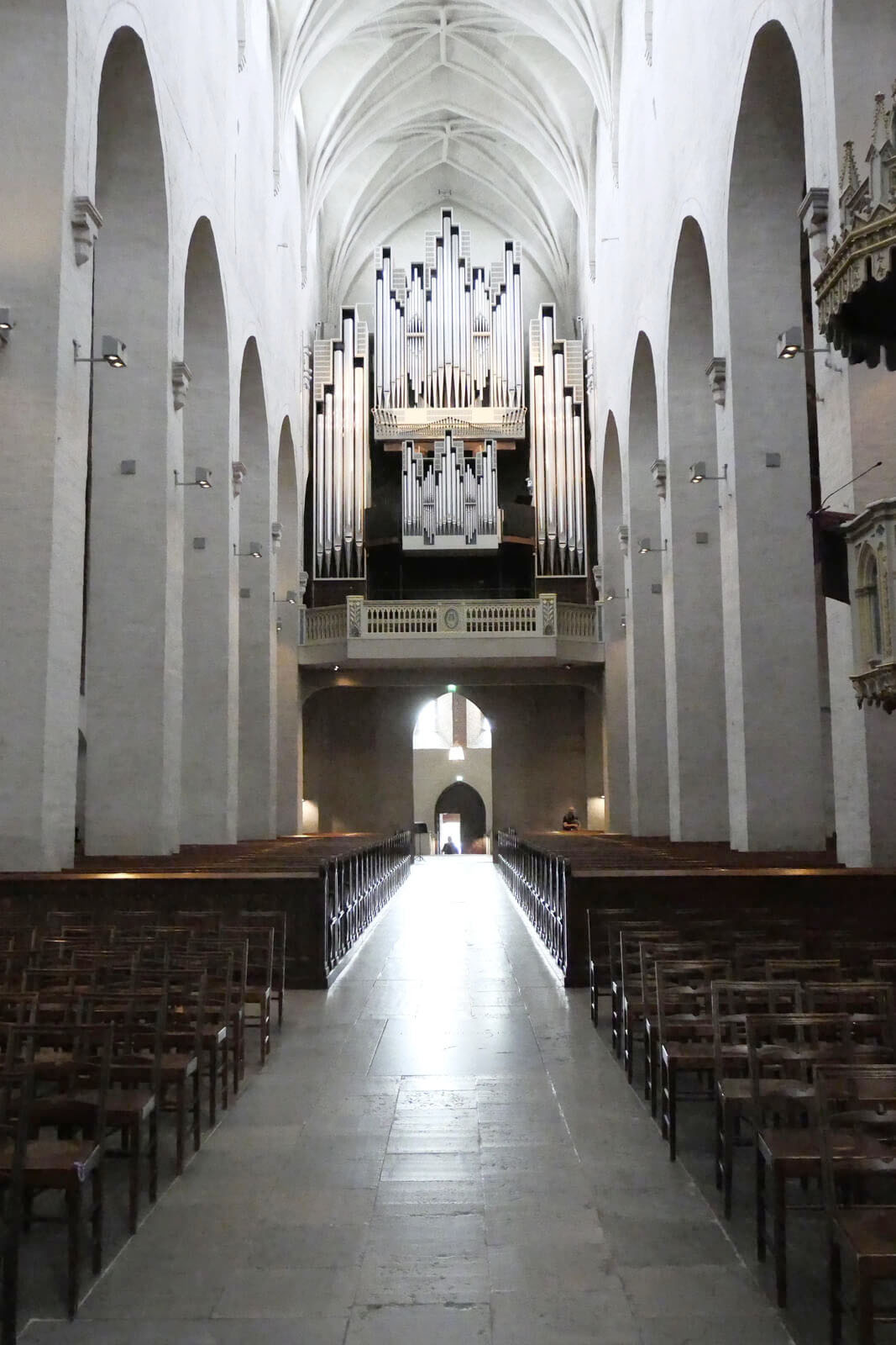 礼拝堂の中には中世から続くこの街の歴史が息づいている