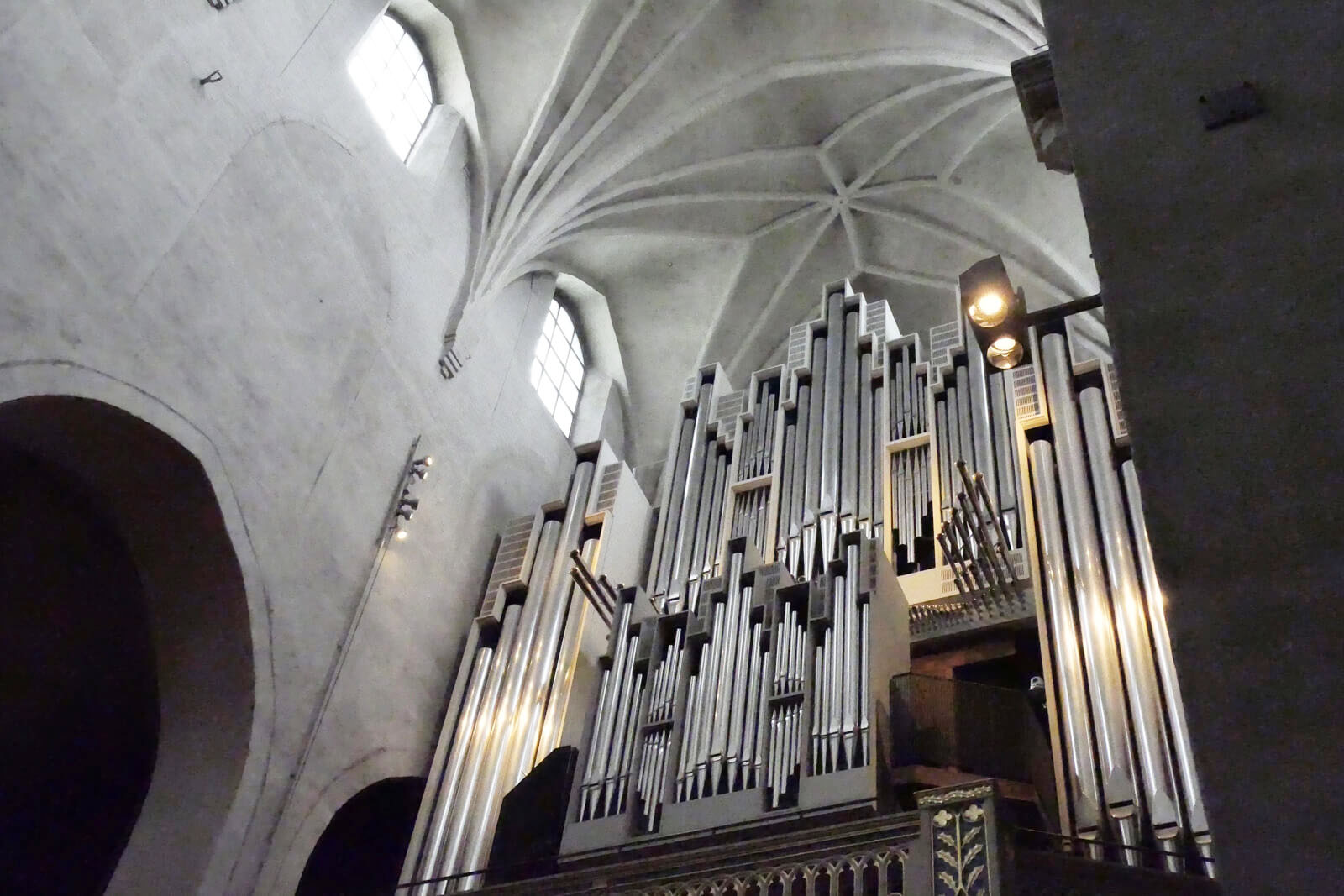 パイプオルガンのきらめきに圧倒される。ドーム型の天井の意匠もシンプルかつエレガントで美しい