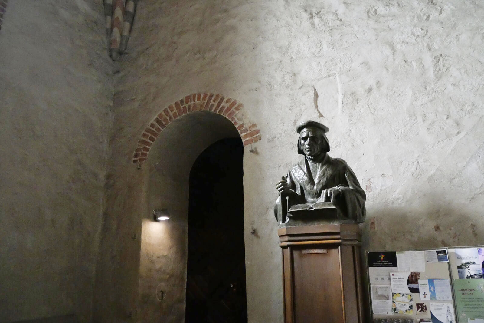 建物は何度となく修復を重ねてきた。その時間の集積が壁面にも見て取れる