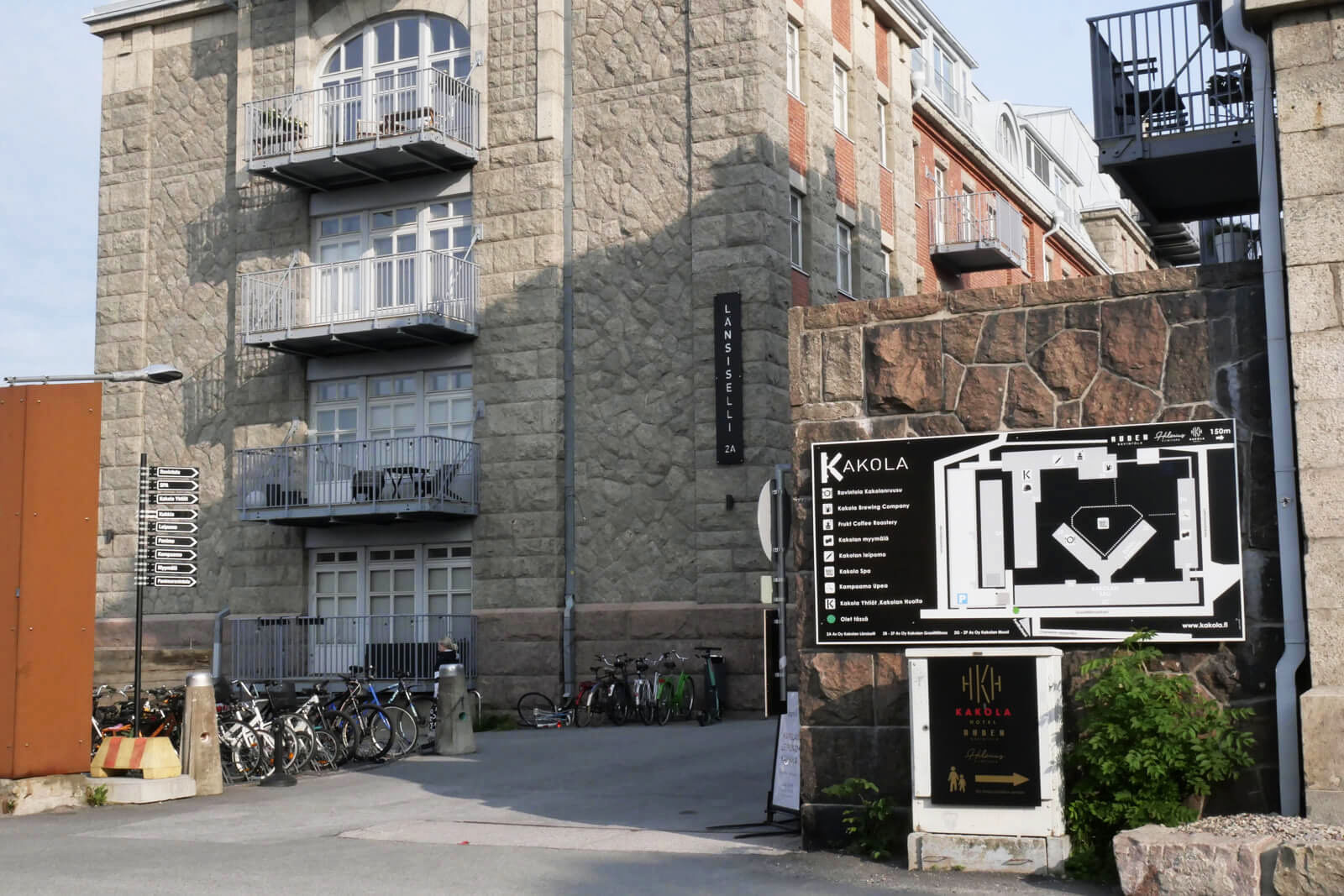 リノベーションしてホテルなどに再利用されている石造りの建築群