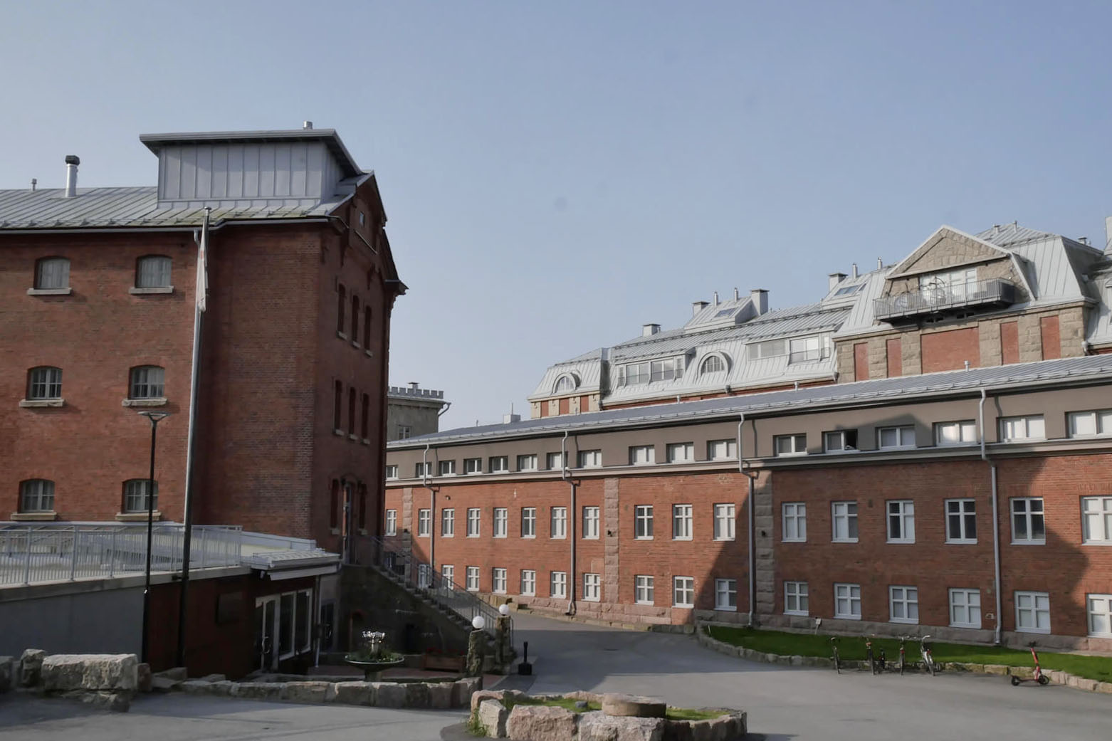 ホテルに転用された建物。リノベーション建築ならではの居心地の良さが新たな魅力に