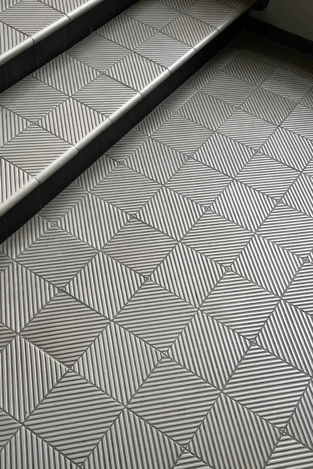 幾何学模様を描くように規則正しく並べられた床タイル。細部までデザインが意識されている