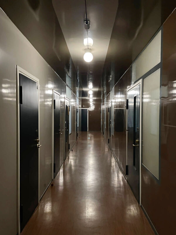 オフィスの廊下の様子。レトロ感と近未来感が同居する不思議な空間デザイン