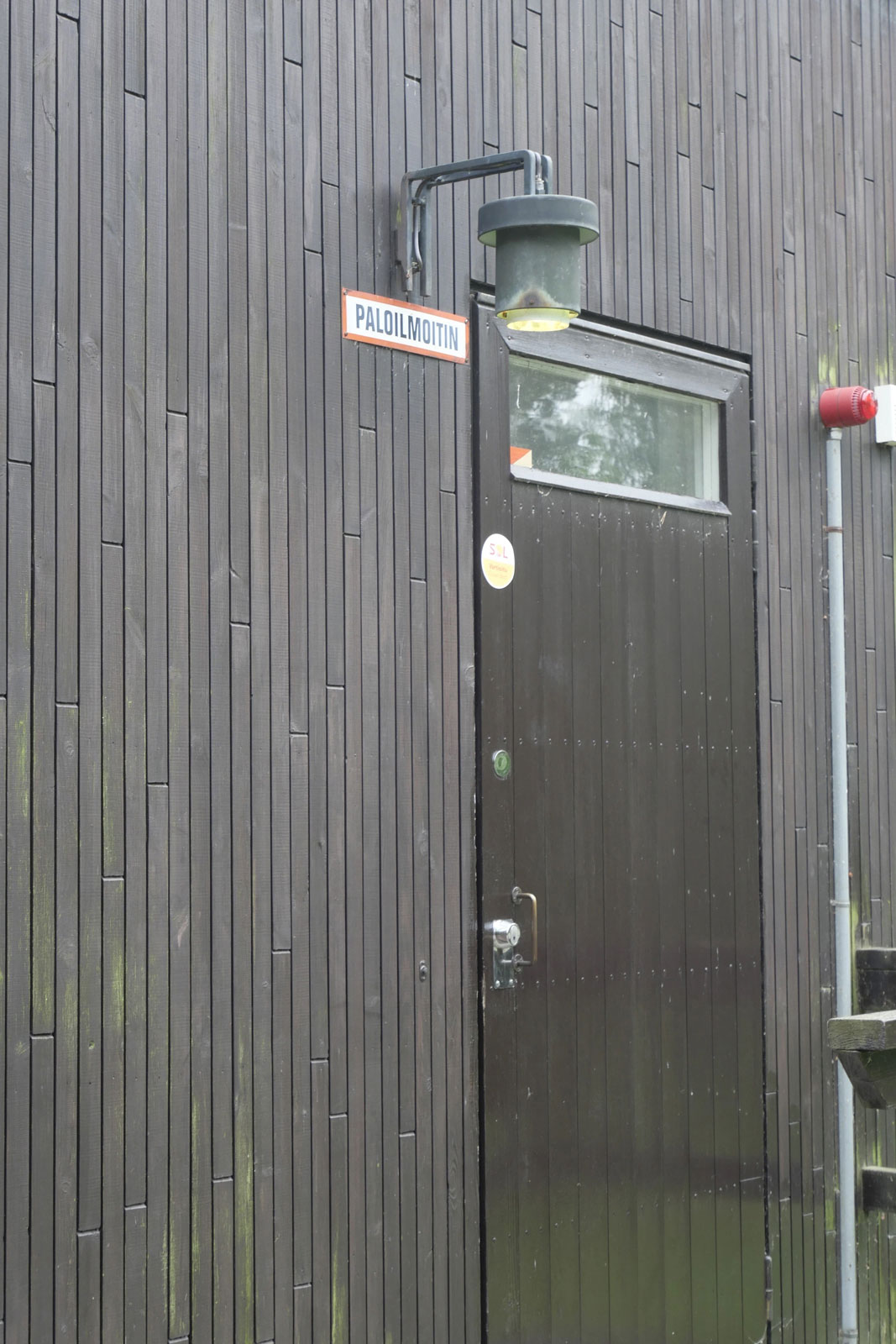 竹にインスピレーションを受けたという木外壁。五線譜もイメージされているらしい