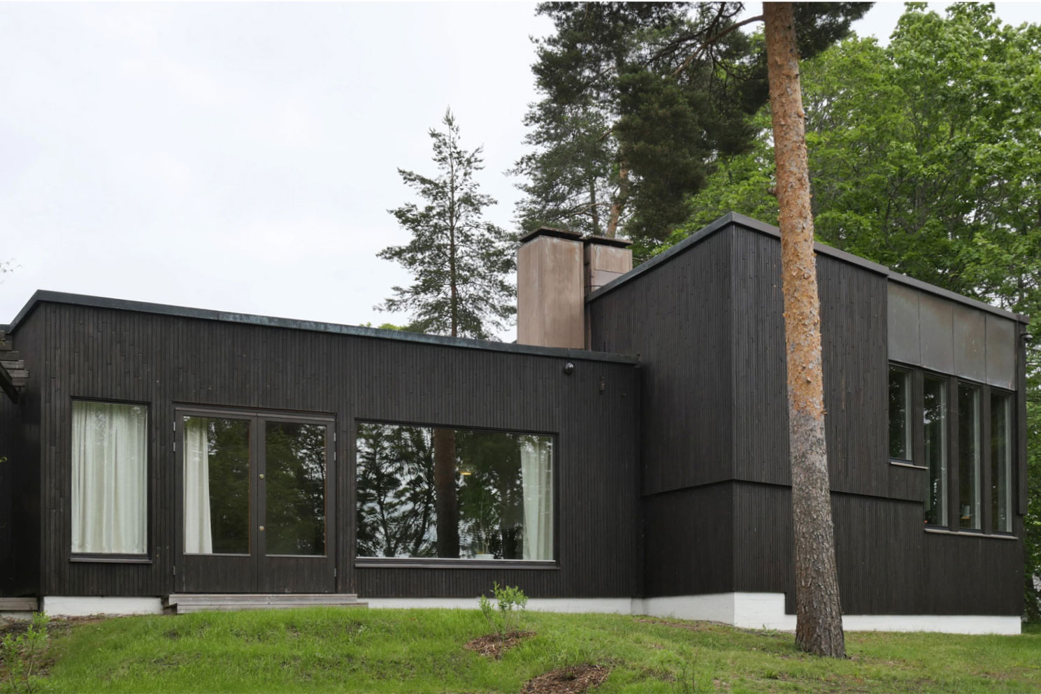 自然豊かな環境に立つコッコネン邸。このアングルの外観デザインは、今の日本に立っていても違和感がなさそう