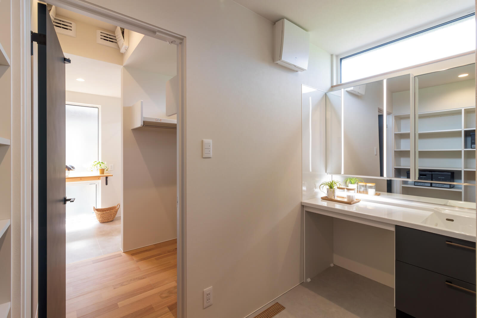 洗面スペースは独立しており、来客時に奥の収納や水まわりを見られることがない