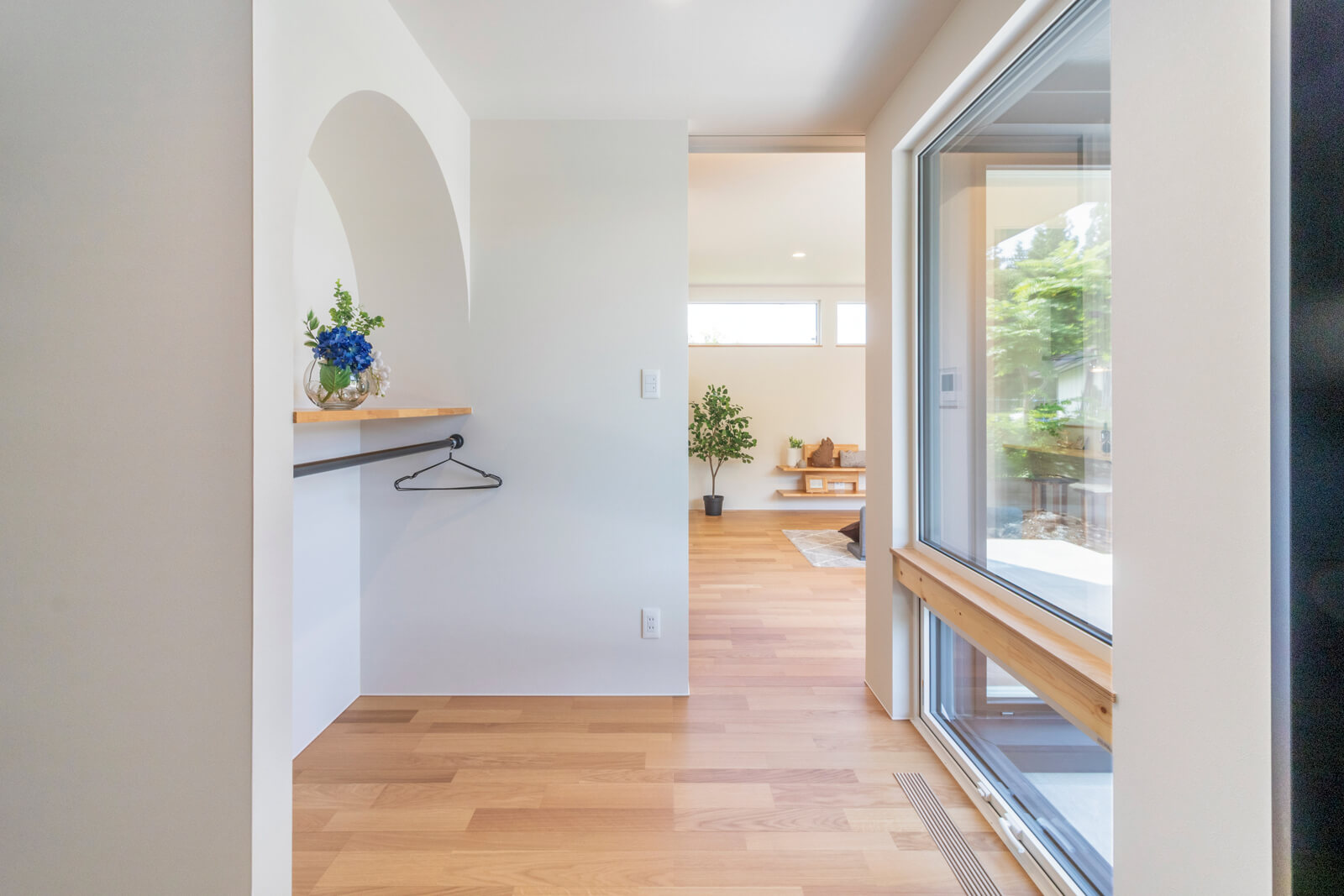 LDKから続く大きな開口部で明るい玄関ホール