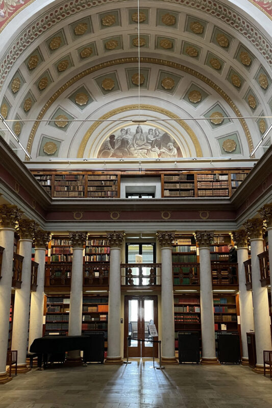 教会のような佇まいのヘルシンキ国立図書館