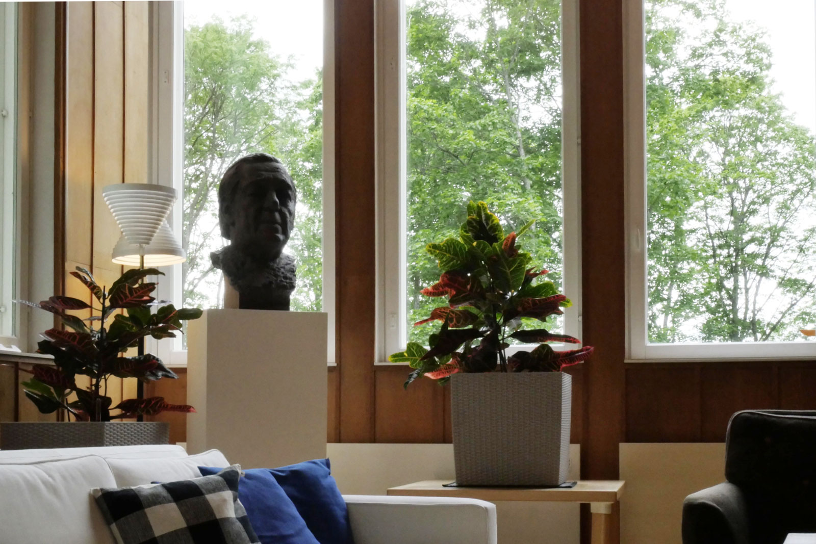 窓辺に置かれているコッコネンの銅像