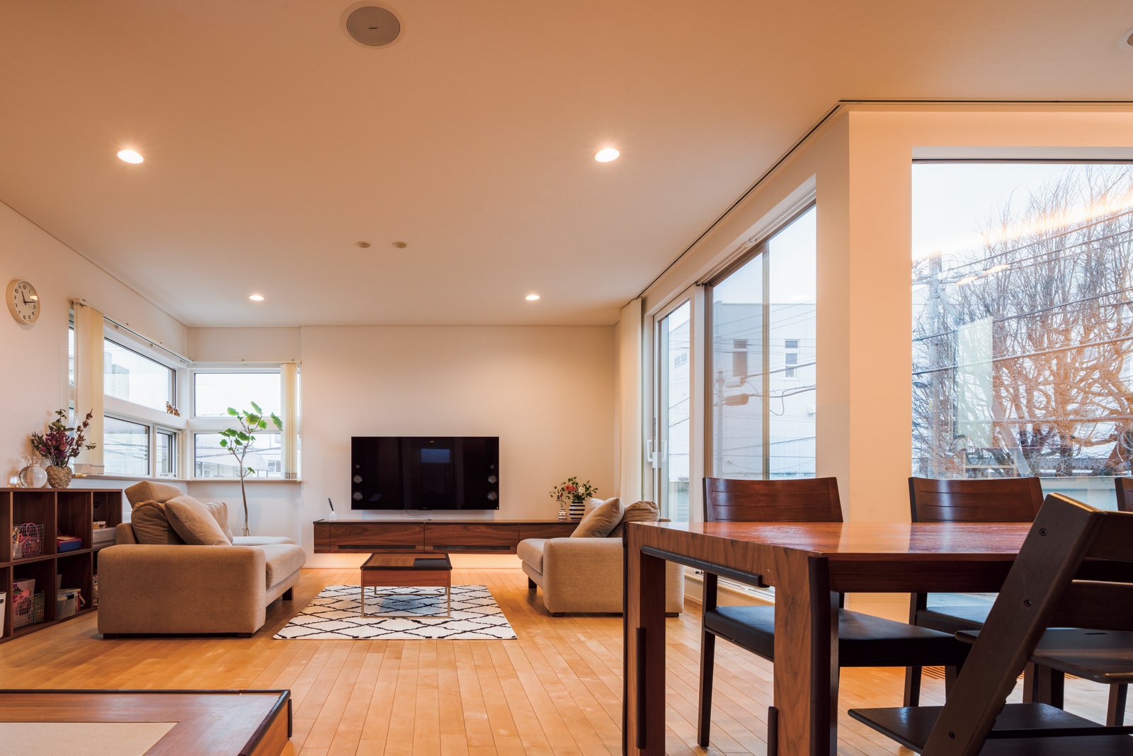 2階リビングからつながるバルコニーは、緑を眺めながら家族が集う安らぎのスペース