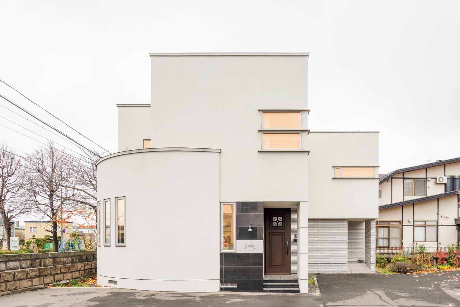 なめらかな曲線が印象深い外観のARCO音楽教室。1階を音楽教室とし、2階は田島さんご家族のプライベート空間としてプランニングしている